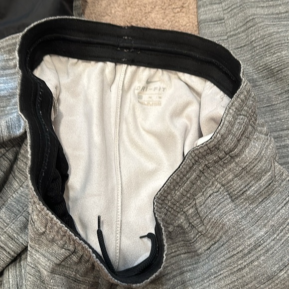 Men’s Nike Dri-Fit fleeced lined sweatpants - Picture 3 of 3